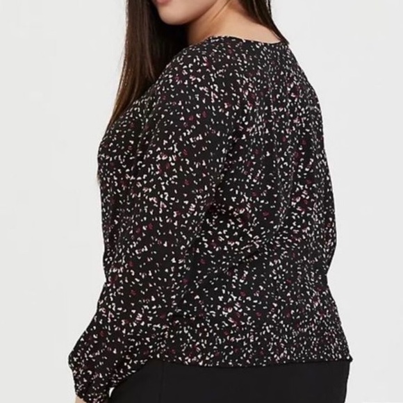 Torrid Black Leopard Heart Challis Twist Front Crop Blouse, Size 00 - Picture 11 of 11